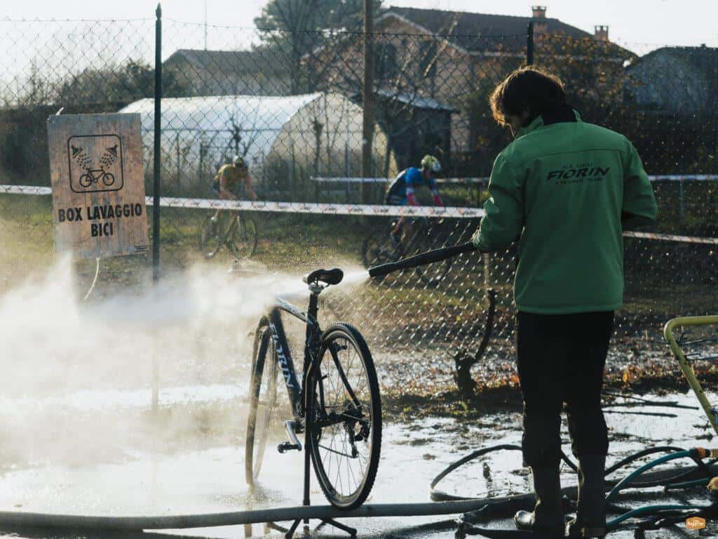 Turin international cyclocross 2022 - lavaggio
