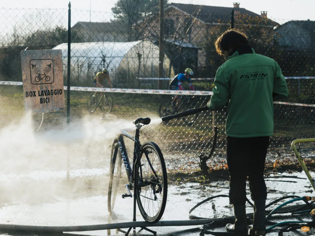 Turin international cyclocross 2022 - lavaggio 