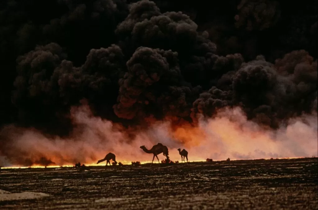 Steve McCurry, oil fields, 1991. A powerful picture about a war and a natural disaster. 
