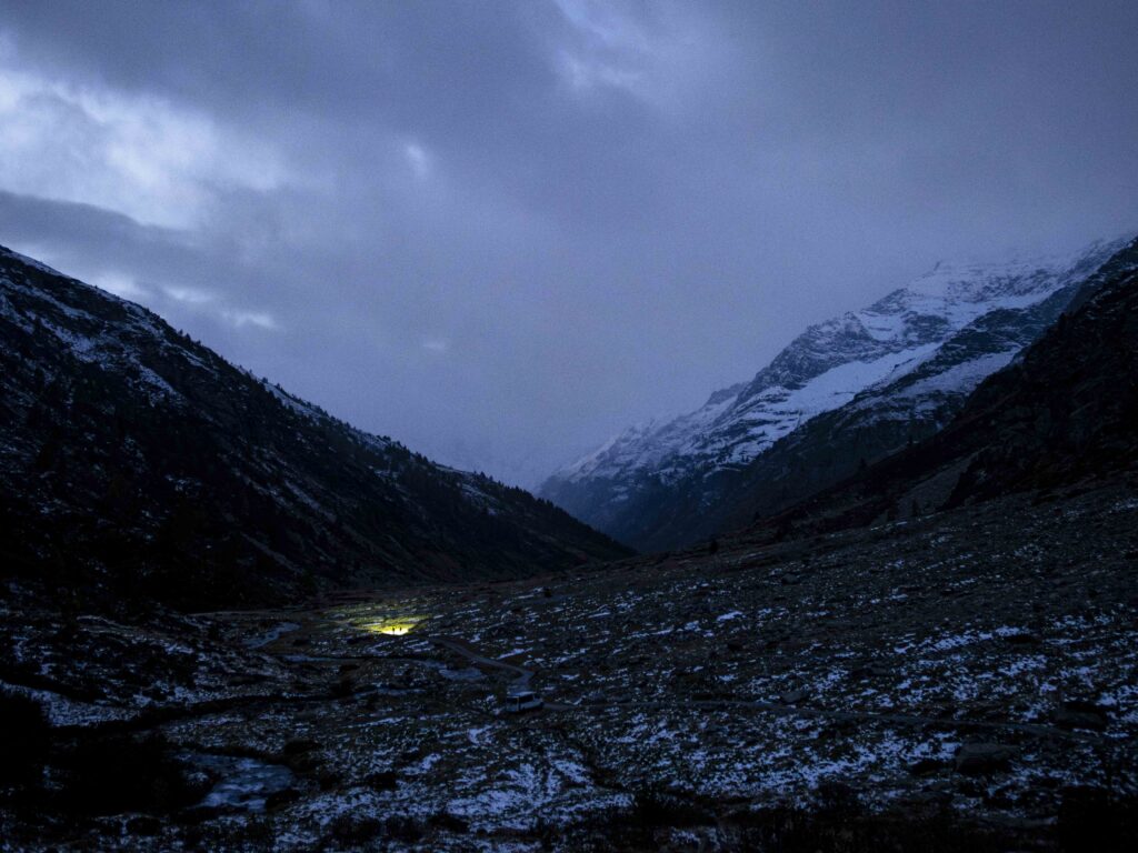 Valle notturna con neve e ciclisti: un'immagine immatura, ma comunque gradevole grazie alla luce.