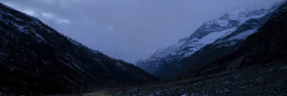 Valle notturna con neve e ciclisti: un'immagine immatura, ma comunque gradevole grazie alla luce.